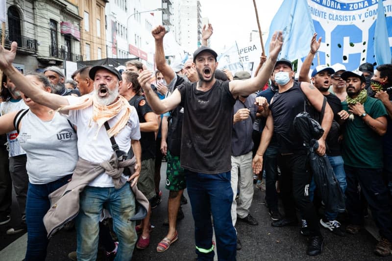 Anti-government protesters demonstrate against food scarcity at soup kitchens and against President Javier Milei's policies and economic reforms. Protesters clashed with police. Paula Acunzo//dpa