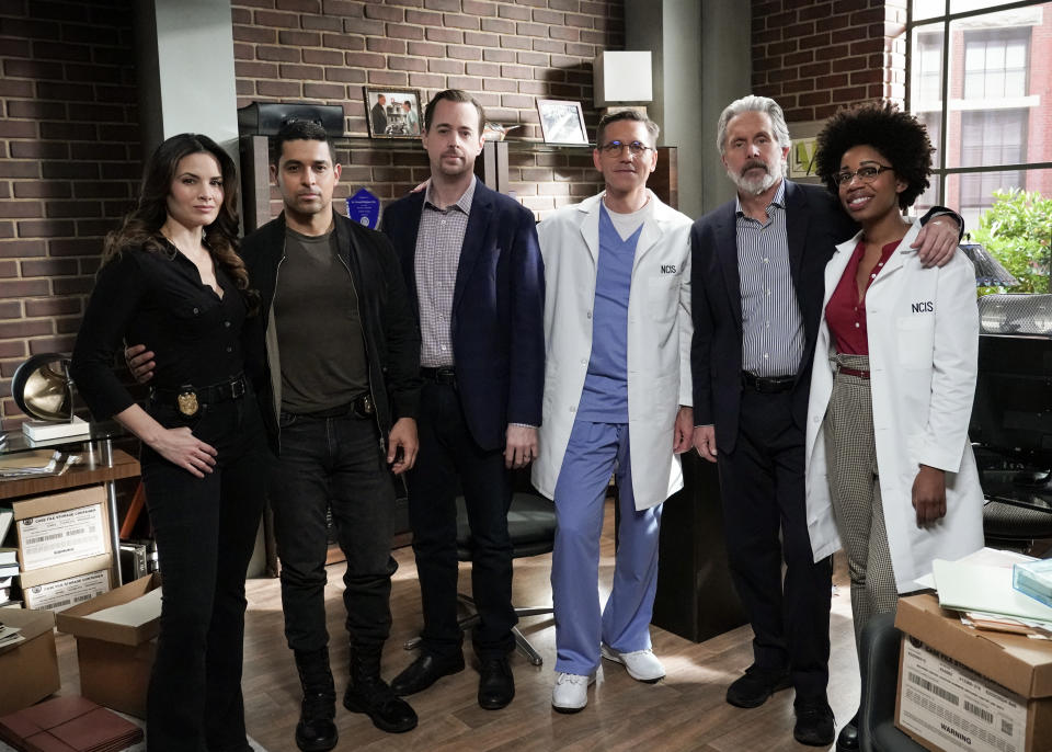 “The Stories We Leave Behind” – As NCIS mourns the loss of Ducky, the agents find comfort in working on one of his unfinished cases involving a woman whose father was dishonorably discharged from the Marines, on the CBS Original series NCIS, Thursday, Feb. 19 (9:00-10:00 PM, ET/PT) on the CBS Television Network, and streaming on Paramount+ (live and on demand for Paramount+ with SHOWTIME subscribers, or on demand for Paramount+ Essential subscribers the day after the episode airs)*.


Pictured (L-R): Katrina Law as NCIS Special Agent Jessica Knight, Wilmer Valderrama as Nick Torres, Sean Murray as Special Agent Timothy McGee, Brian Dietzen as Jimmy Palmer, Gary Cole as FBI Special Agent Alden Parker, and Diona Reasonover as Forensic Scientist Kasie Hines.

Photo: Michael Yarish/CBS ©2023 CBS Broadcasting, Inc. All Rights Reserved.