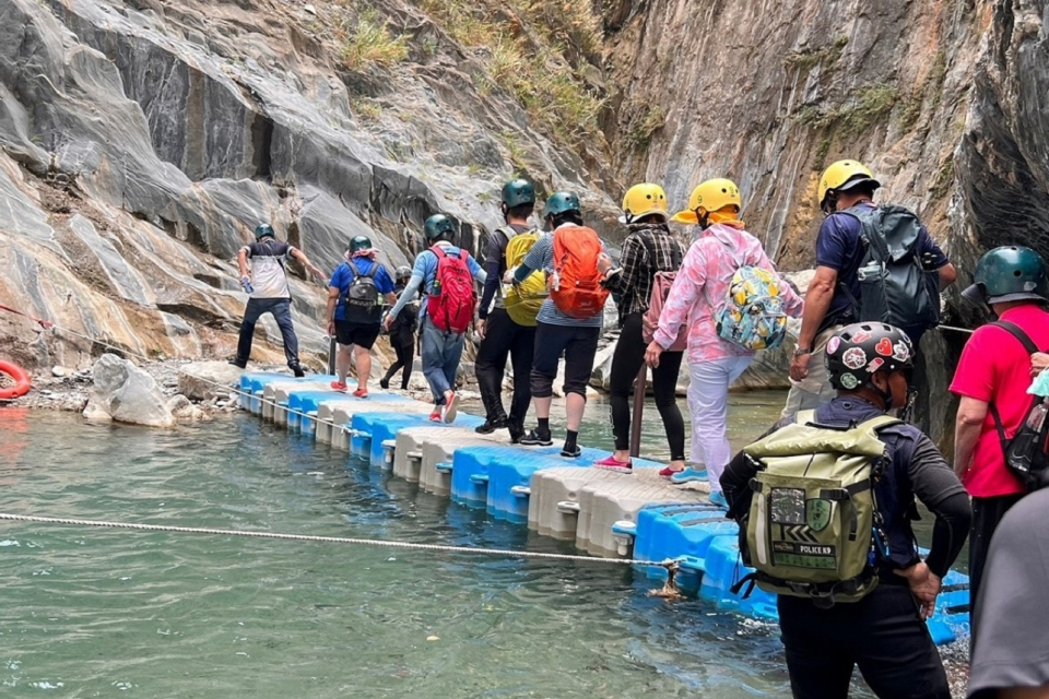 帶領學生體驗屏東縣霧台鄉哈尤溪生態環境