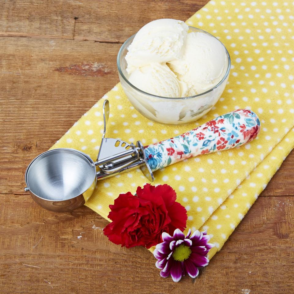 2) The Pioneer Woman Gorgeous Garden Ice Cream Scoop