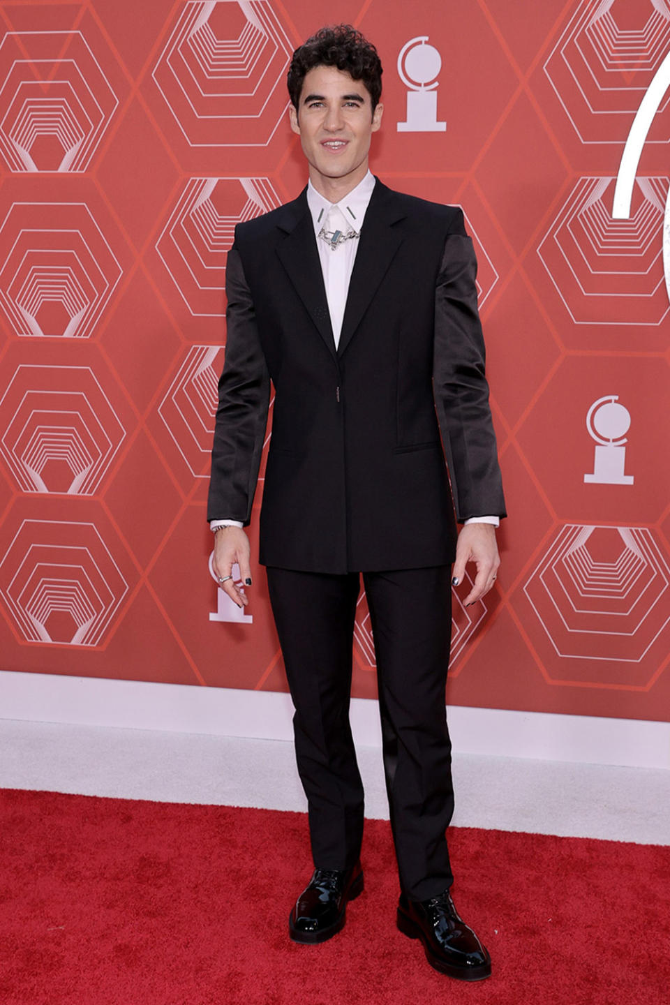 <p><em>Glee </em>star Darren Criss looks dapper on the red carpet. </p>