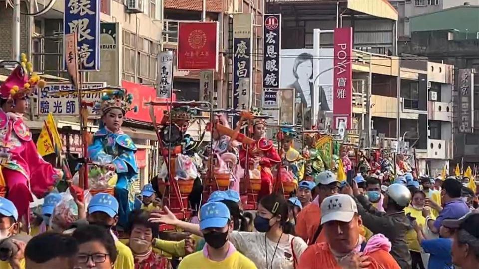 南瀛五大香科「學甲香」沿途灑祈福物品　民眾慘遭這東西砸傷