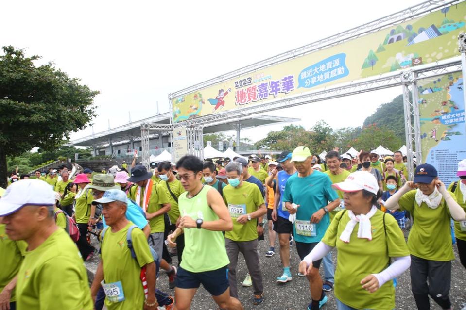 ▲千人大會師鳴笛起跑。(圖/地礦中心提供)