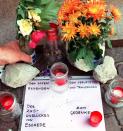 <p>Blumen und Kerzen stehen zum Gedenken an die Opfer vor dem Hauptbahnhof in Hannover am Sockel des Ernst-August-Denkmals. Der Unglückszug hatte auf der Fahrt Richtung Hamburg zuletzt in Hannover gehalten. (Foto: Langefeld/picture alliance via Getty Images)</p> 