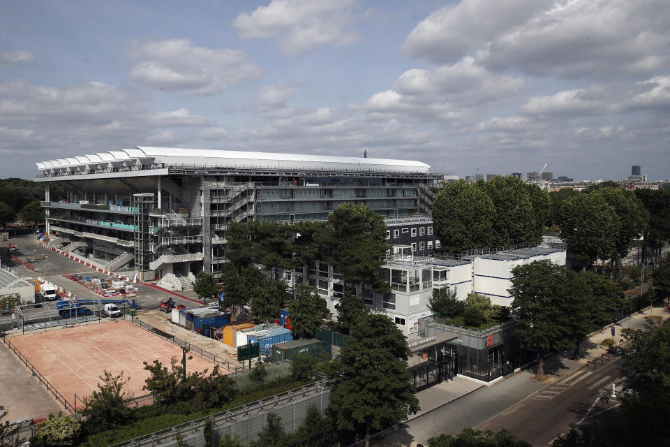 El estadio Philippe-Chatrier, con su techo retráctil, en París, el domingo 24 de mayo de 2020. (AP Foto/Francois Mori)
