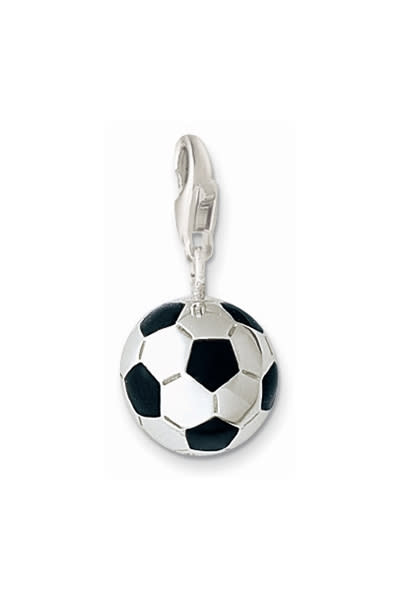 Subtil Geschmack beweisen? Das geht mit diesem süßen Charm im Fußballstyle. Der rundet Ihr Bettelarmband gebührend ab. (Fußball-Charm von Thomas Sabo über watchandmore-shop.de ca. 44 Euro, Bild: watchandmore-shop.de)