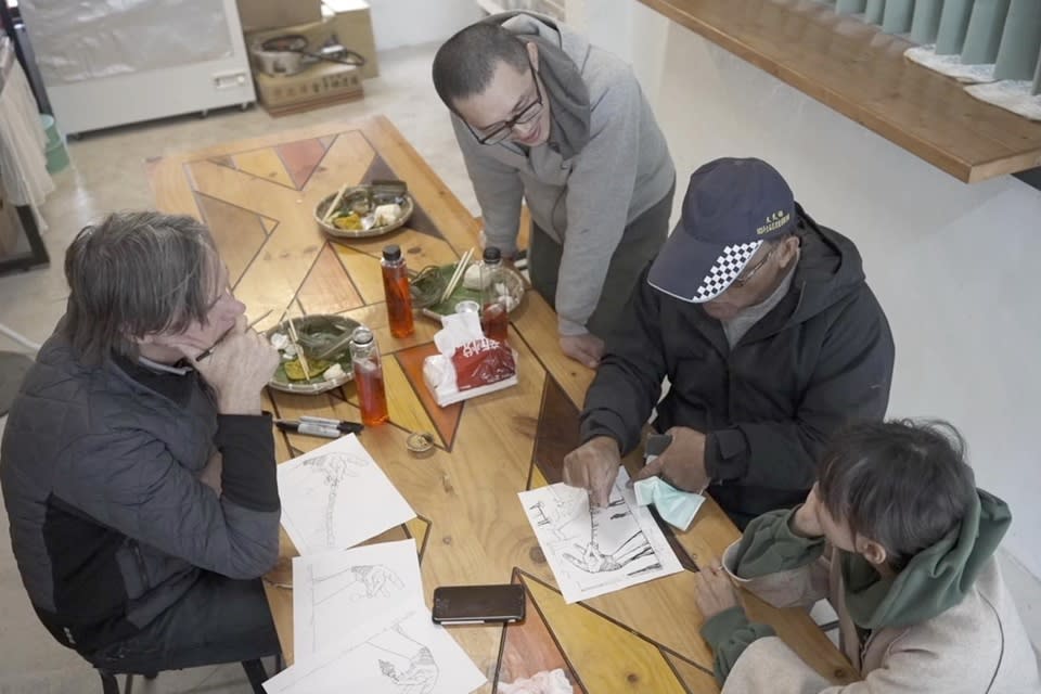 加拿大藝術家Dave Hind至南田村與村長高富源討論手部紋路意涵與細節。