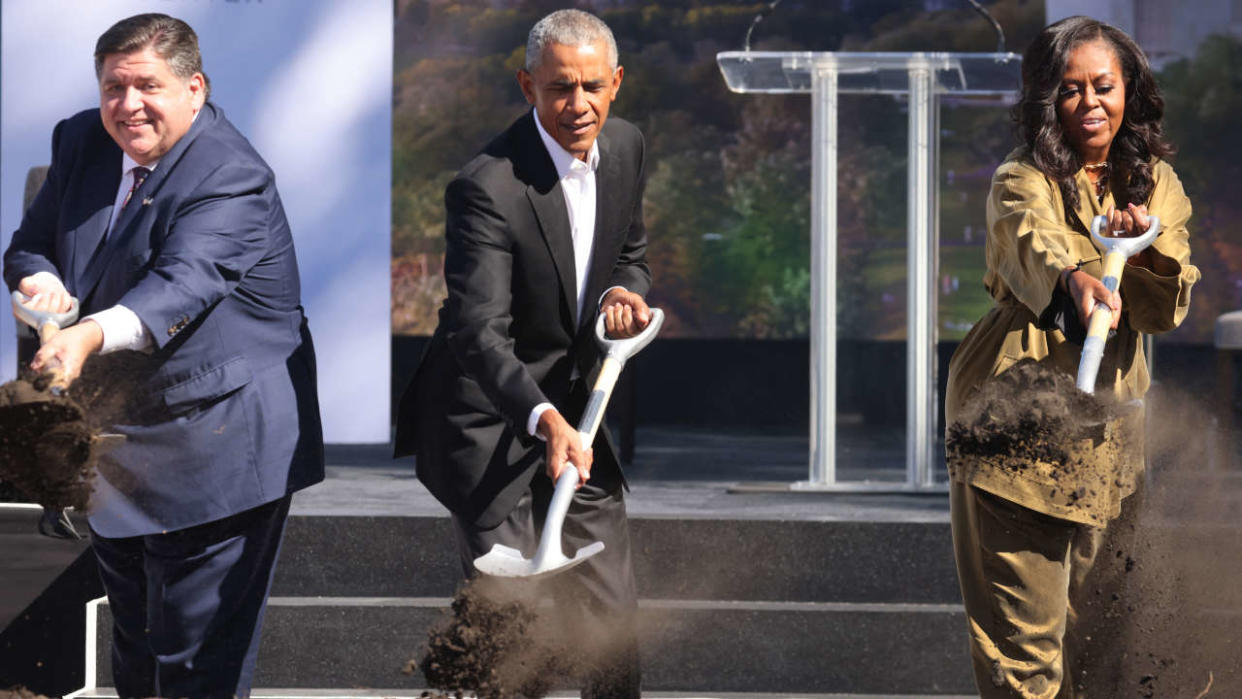 La construction du futur « Centre Obama » a été suspendue après la découverte d’un symbole raciste très violent aux États-Unis (Photo d’illustration : le gouverneur de l’Illinois J.B. Pritzker et le couple Obama le 28 septembre 2021 pour une cérémonie d’inauguration dans le parc Jackson à Chicago).