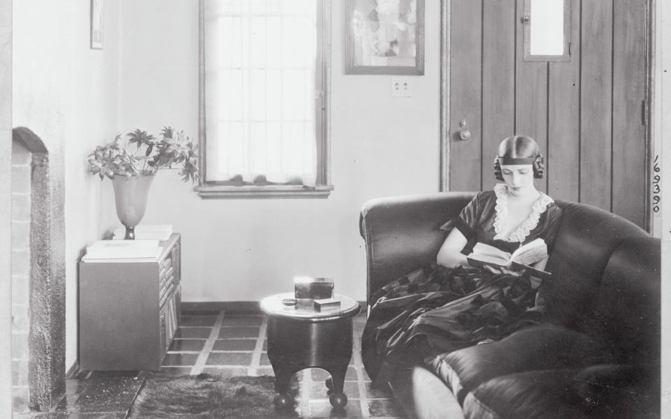 Natacha Rambova at home in 1922 - Bettmann