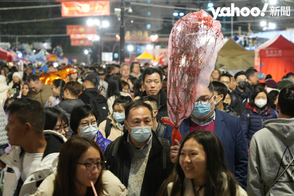 年三十｜維園年宵人頭湧湧　越夜越熱鬧　商戶減價促銷