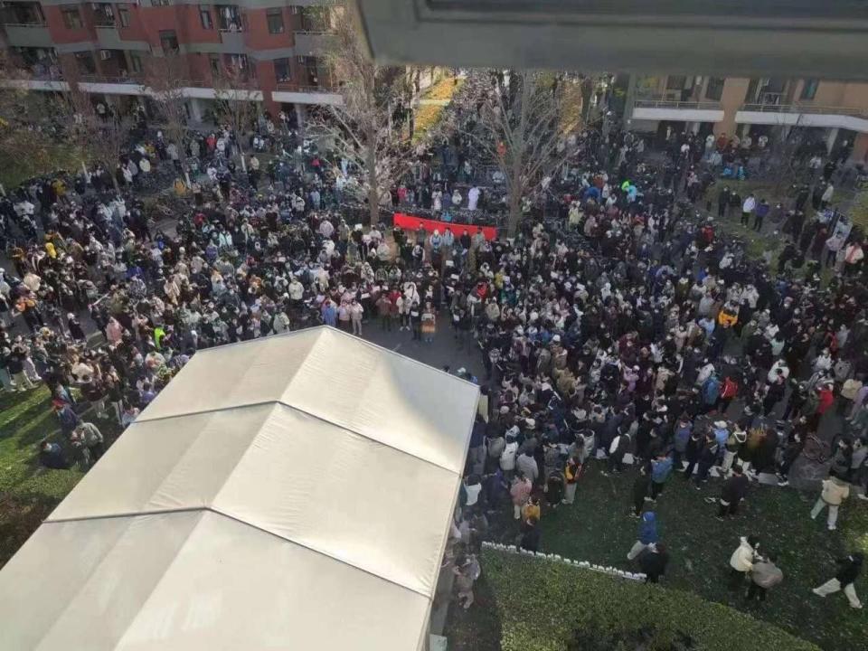 中國抗議規模和人潮持續增長，圖為眾多學生聚集在中國清華大學的紫荊園內抗議防疫封控和言論自由。   圖: 翻攝自@owng13推特 