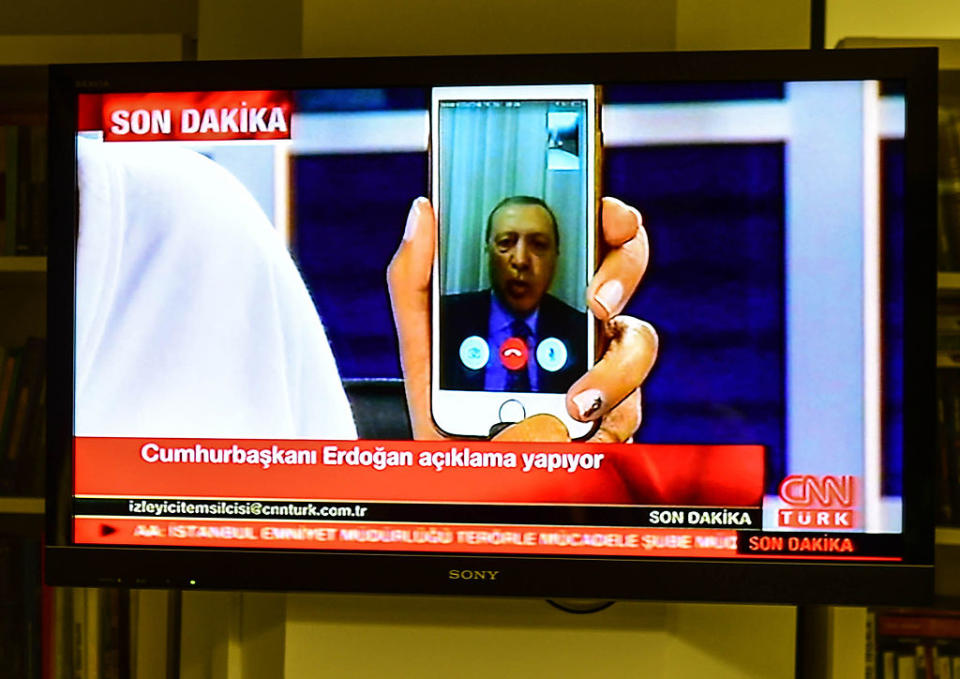 <p>Erdoğan rief im letzten Jahr im Fernsehen via Facetime zum Widerstand gegen den Putschversuch auf. Die Bürger folgen seinem Aufruf. (Bild: Burak Kara/Getty Images) </p>