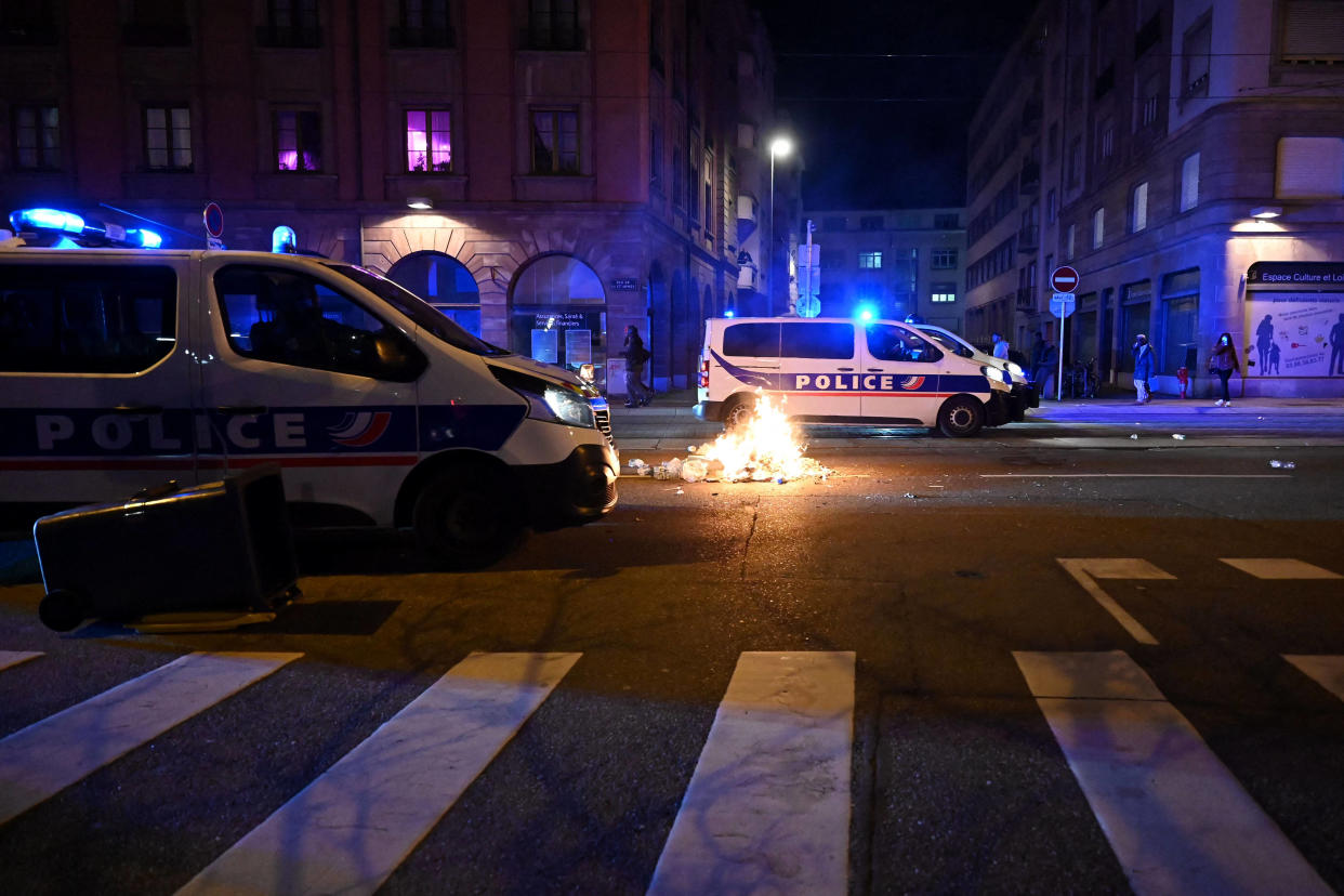 Après plusieurs jours de mobilisation spontanée suite à l’utilisation du 49.3 et à l’echec de la motion de censure, le ministère de l’Intérieur a mobilisé un nombre importants de policiers en France pour la journée de mobilisation du 23 avril. 
