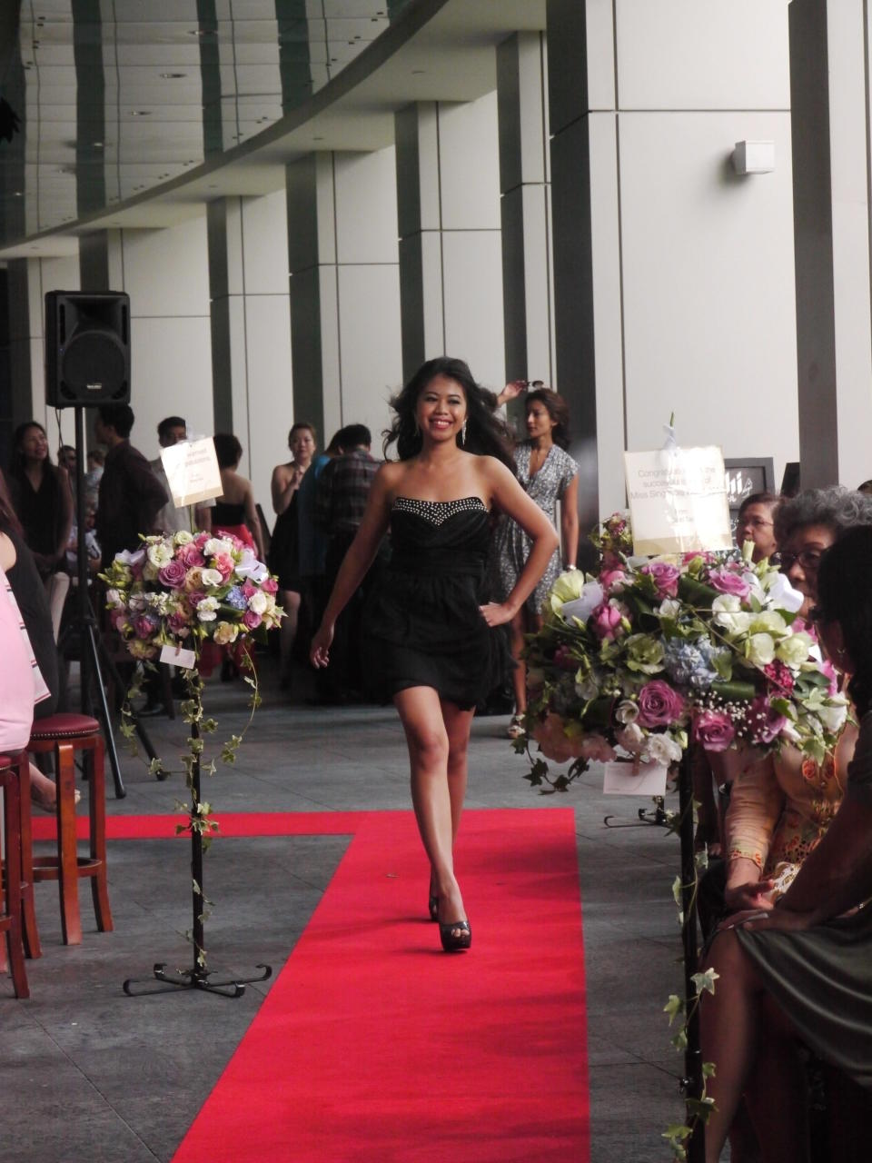 Contestant Anisah walks the carpet with a dazzling smile. (Yahoo! Singapore/ Deborah Choo)