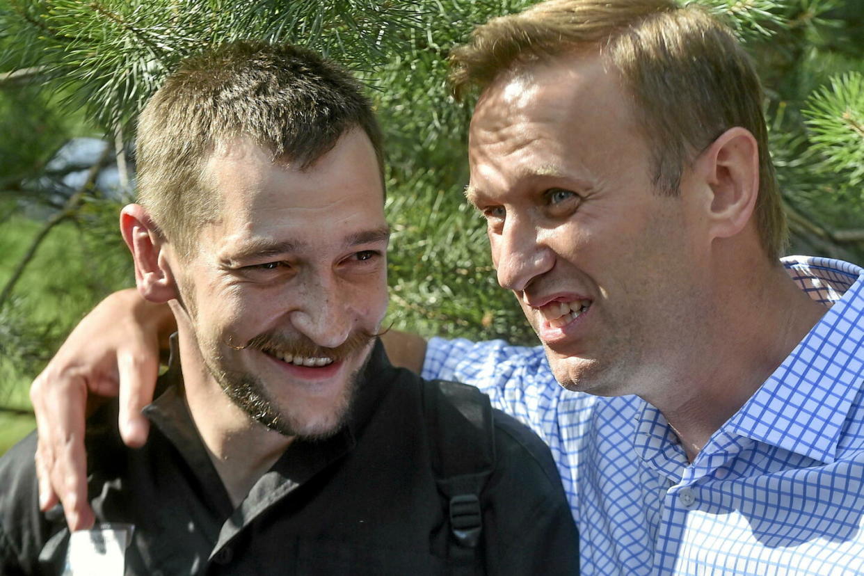 Oleg Navalny avec son frère Alexeï, le 29 juin 2018, jour de sa sortie de prison.  - Credit:Dmitry Serebryakov/AP/SIPA / SIPA / Dmitry Serebryakov/AP/SIPA