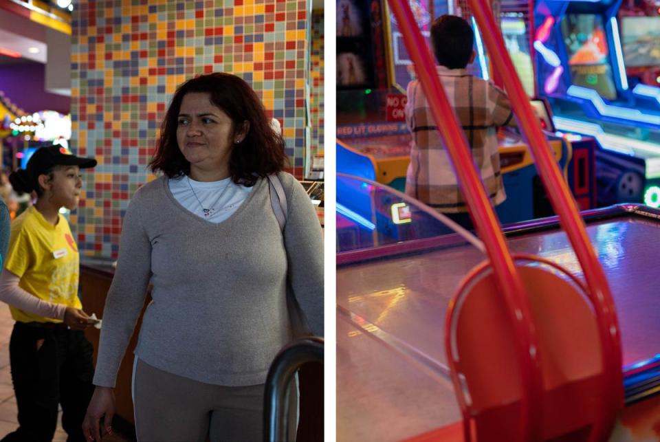 Alina Lazo plays with her parents at Peter Piper Pizza in Houston. Due to her mother’s concerns about air pollution , she keeps Alina inside as much as she can. “But obviously, I’d like for her to get out, for her to be able to enjoy nature,” she said. “She loves to go to parks.” 

Alina Lazo juega con su papá y su mamá en la pizzería Peter Piper, en Houston. Debido a las preocupaciones por la contaminación del aire, la madre de Alina la mantiene dentro de casa lo más posible. “Pero obviamente yo quiero que ella salga, que pueda disfrutar (de) la naturaleza”, dice. “A ella le encanta salir a los parques”.

On November 10, 2023, Alina Lazo, 6, plays at Peter Piper Pizza in Houston, Texas.