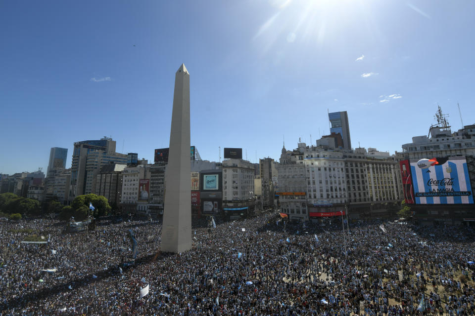 Una multitud rodea el Obelisco de Buenos Aires para recibir a la selección argentina campeona del mundo, el martes 20 de diciembre de 2022 (AP Foto/Gustavo Garello)