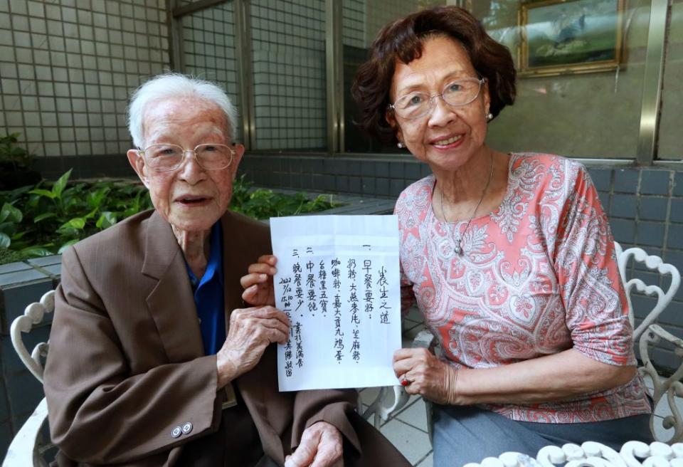 一O一歲的劉英傑贈送自書”養生之道“給台南市女權會創會理事長吳美滿收執。（記者陳俊文攝）