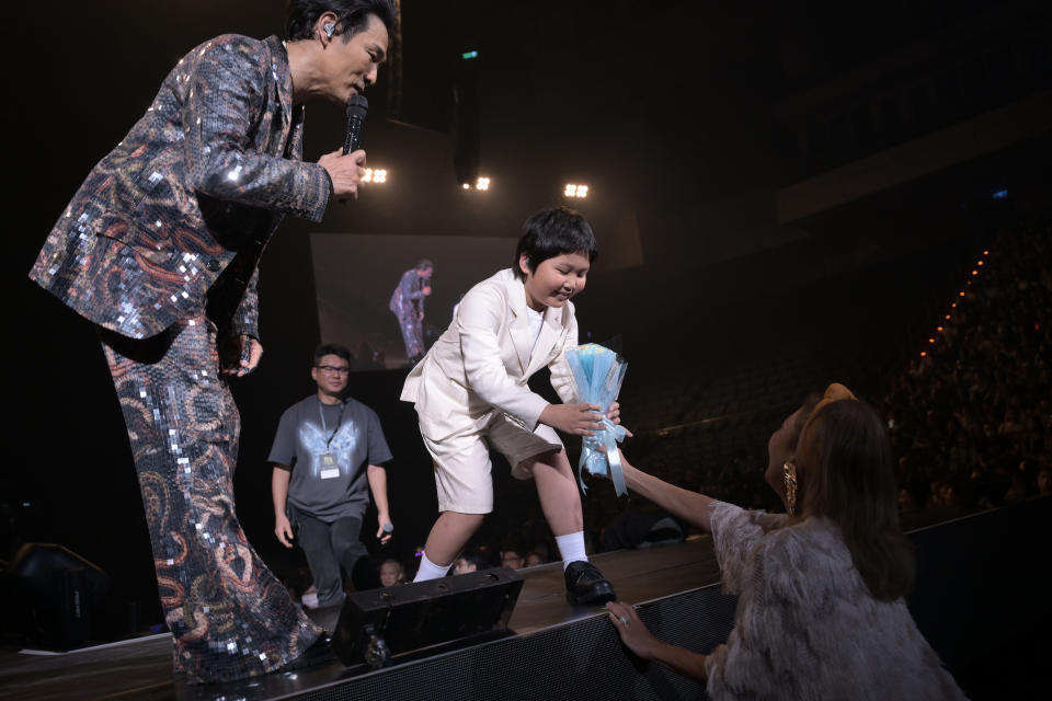 Du Dewei Tour Taipei Station｜Ai Zi AJ performed on stage for the first time and sang with his grandfather three generations across time and space for the first time, touching the audience with the new version of 