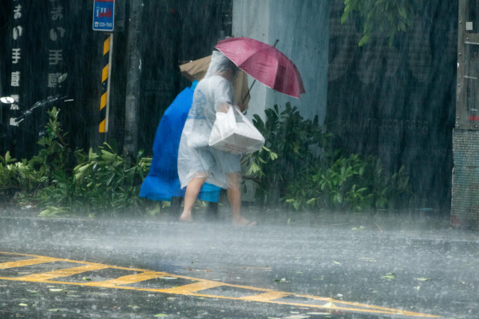 颱風來襲時可能伴隨大雨，建議出門在外備好雨具。（示意圖／Getty Images）