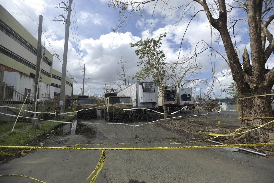 Tres remolques para llevar cadáveres estacionados frente al Instituto de Ciencias Forénsicas de San Juan el 2 de octubre del 2017. Los remolques fueron instalados allí luego del paso del huracán María por Puerto Rico. (AP Photo/Carlos Giusti, File)