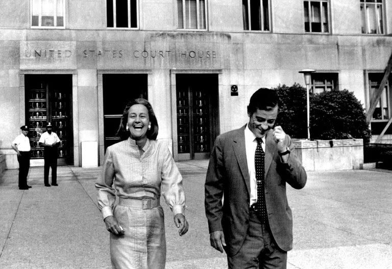 Katherine Graham, dueña del Post y Ben Bradlee, jefe de redacción, salen de tribunales