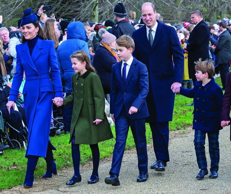 Kate, Guillermo y sus hijos asisten al servicio religioso por Navidad en la iglesia de Santa María Magdalena (Archivo)