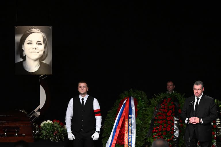 Russian state Duma Chairman of the International Affairs Committee and the leader of the Liberal-Democratic Party of Russia (LDPR) Leonid Slutsky (R) attends the farewell ceremony of the Russian journalist Daria Dugina, who was killed in a car bomb explosion the previous week, at the Ostankino TV centre in Moscow on August 23, 2022. - Daria Dugina followed in her father's footsteps, becoming a well-known media personality who worked for pro-Kremlin television channels including Russia Today and Tsargrad. (Photo by Kirill KUDRYAVTSEV / AFP)