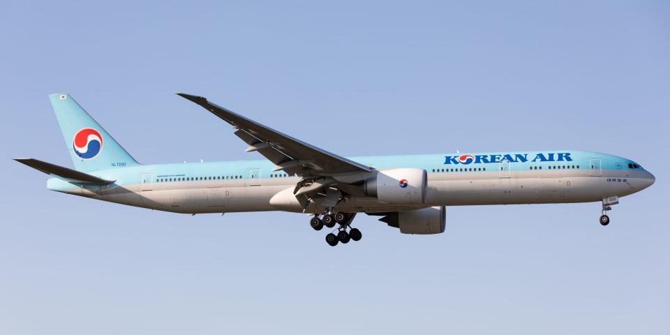 Photograph of a Korean Air plane mid-air.