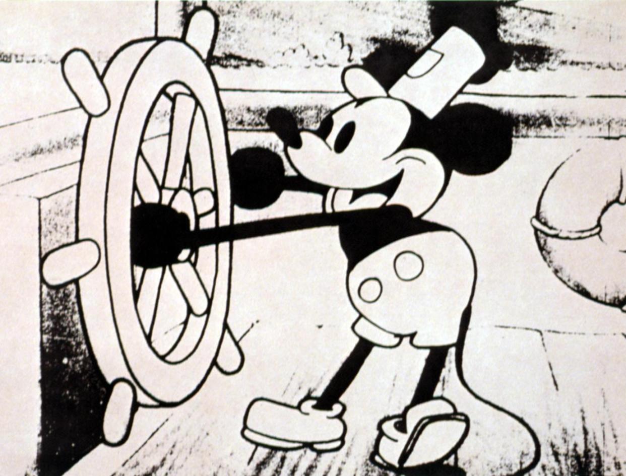 Mickey Mouse en 'Steamboat Willie' de Disney, el primer cortometraje del personaje que este 2024 ha pasado a dominio público. (Foto: LMPC via Getty Images)