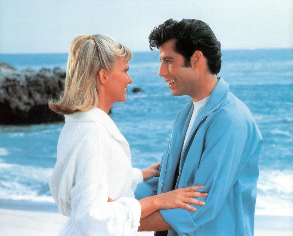 Olivia Newton-John y John Travolta en la playa en una escena de 'Vaselina'. (Photo by Paramount/Getty Images)