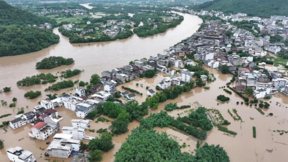 桂林變成水城，嚴重地方淹至住宅2樓高。（圖／翻攝自 微博）