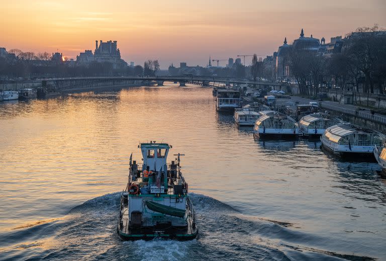 Navegación en el río Sena, en París. (James Hill/The New York Times)