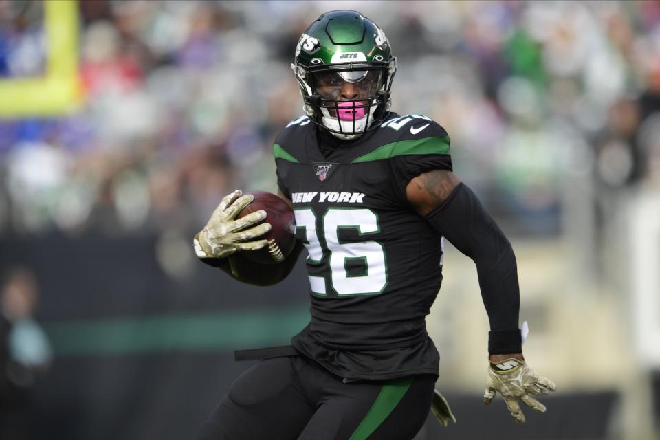 New York Jets' Le'Veon Bell (26) rushes during the first half of an NFL football game against the New York Giants, Sunday, Nov. 10, 2019, in East Rutherford, N.J. (AP Photo/Steven Ryan)