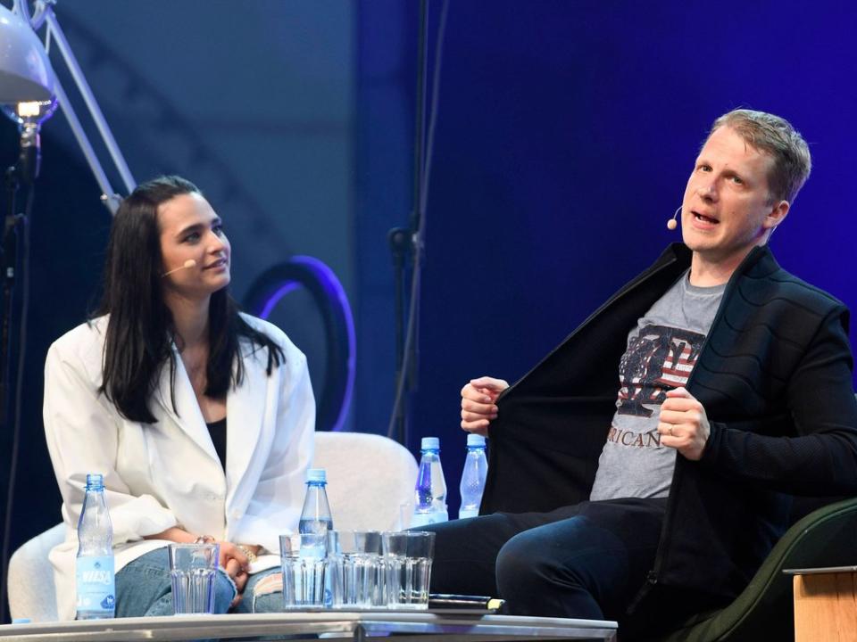 Amira und Oliver Pocher (hier auf der Bühne) ziehen für ihren Podcast an einem Strang. (Bild: imago images/Future Image)