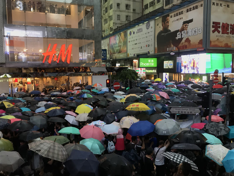 流水式反送中 傍晚仍有抗議者進場 (圖)