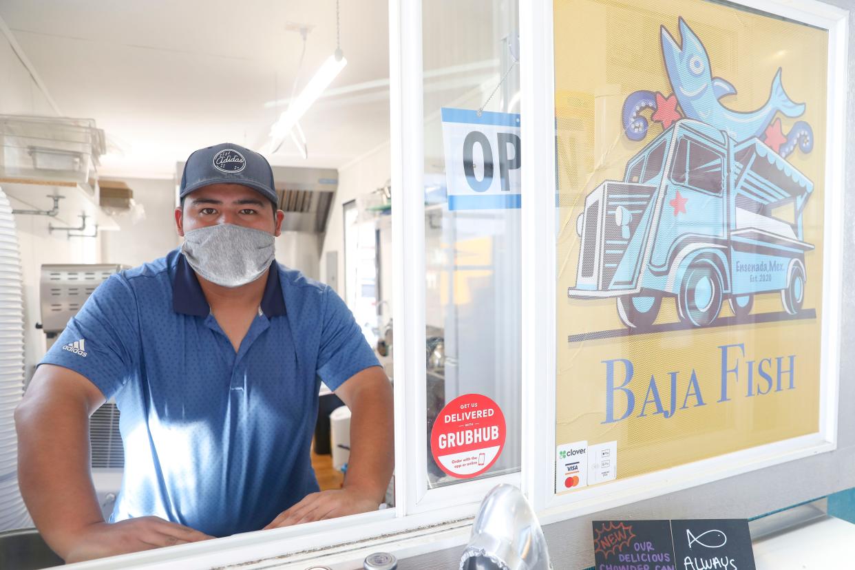 Jorge Salmeron, propietario de Baja Fish, posa para un retrato en The Yard Food Park, en Salem, Oregón, el miércoles 12 de agosto de 2020.