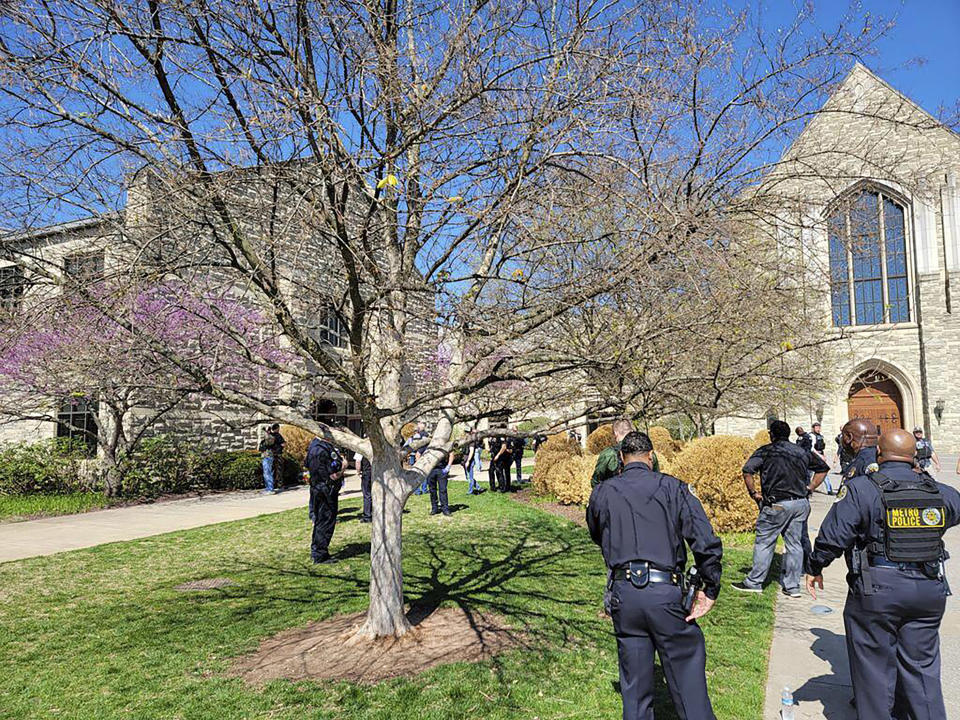 Policías vigilan afuera de la escuela religiosa The Covenant School, en Nashville, Tennessee, el lunes 27 de marzo de 2023, donde ocurrió un tiroteo en el que murieron varias personas. (Departamento de Policía de Nashville vía AP)