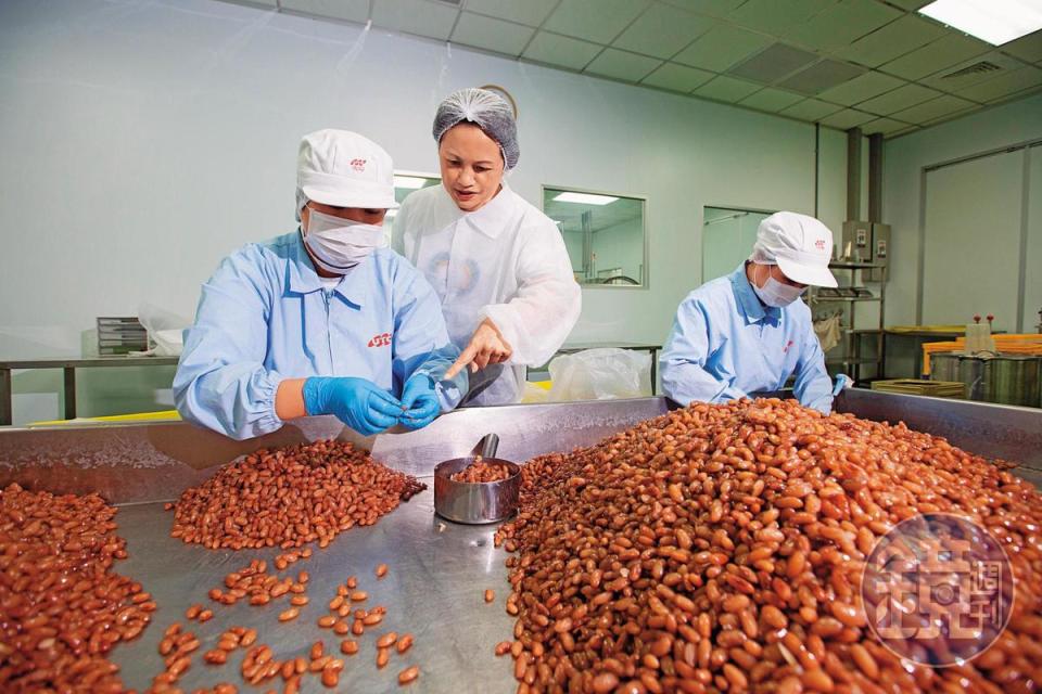 身為豆餡專家，聯夏食品出口日本的蜜花豆得經過人工挑除破豆，用品質提高競爭力。