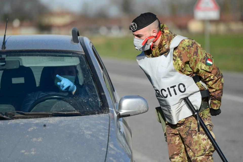 Coronavirus, 6 persone violano la Zona Rossa e fuggono dal Lodigiano (Photo by MIGUEL MEDINA/AFP via Getty Images)