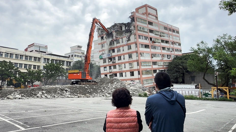 403及423餘震，導致2000多戶居民失去安居的家園。