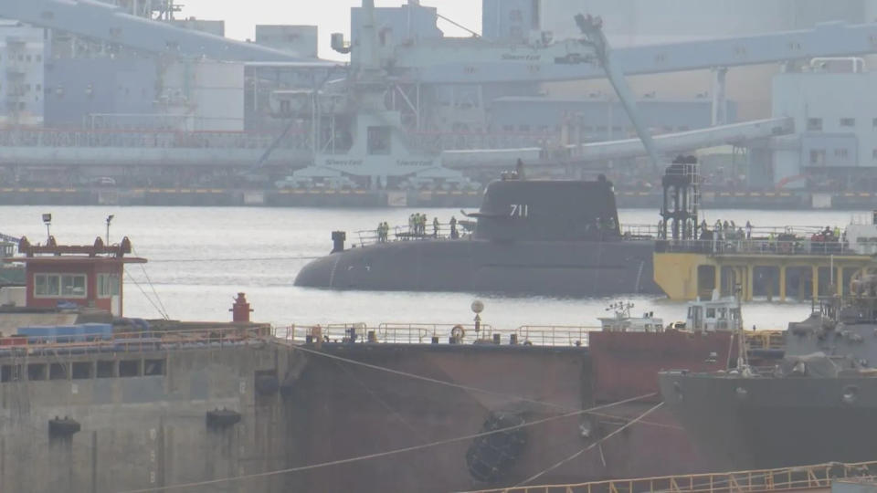 海軍國造潛艦原型艦海鯤艦泊港測試（HAT）進入最後階段，下午下水後，由拖船緩慢拖帶入台船小塢。（圖/中天新聞）