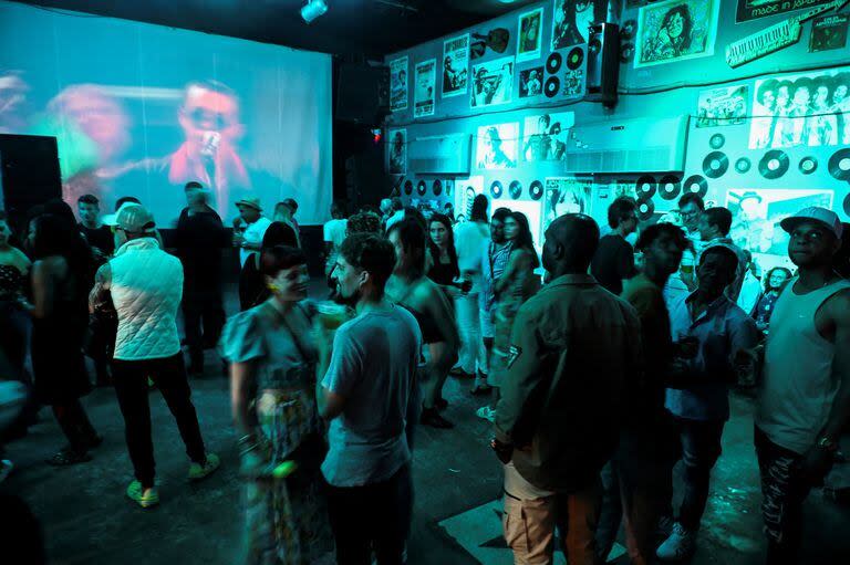 La gente disfruta de un espacio para conciertos en la Fábrica de Arte Cubano 