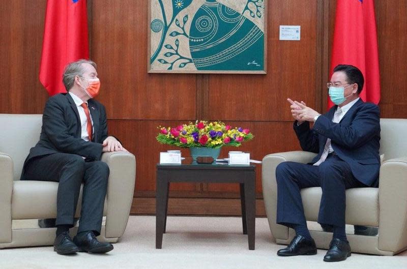 荷蘭辦事處代表紀維德（左）與外交部長吳釗燮（右）會面討論台荷關係進展。（翻攝外交部官網）