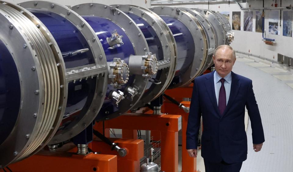2024年6月13日，俄羅斯總統普丁參訪位於莫斯科州的聯合核子研究所（Joint Institute for Nuclear Research），視察了以NICA粒子加速器為基礎的離子對撞機。路透社