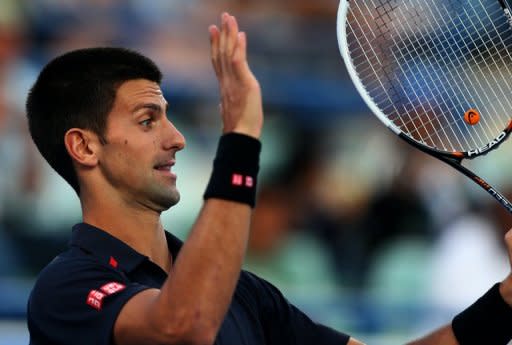 El serbio Novak Djokovic reacciona tras perder un punto ante el español Nicolas Almagro en la final del torneo de exhibición de Abu Dabi jugada el 29 de diciembre de 2012. (AFP | marwan naamani)