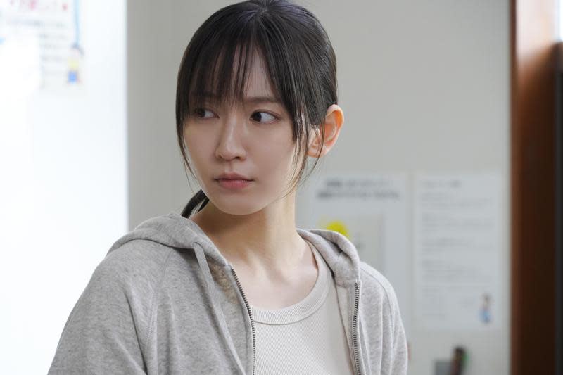 吉岡里帆在《噬亡村》中飾演柳樂優彌的老婆，這也是她首次與片山慎三導演合作。（Disney+提供）