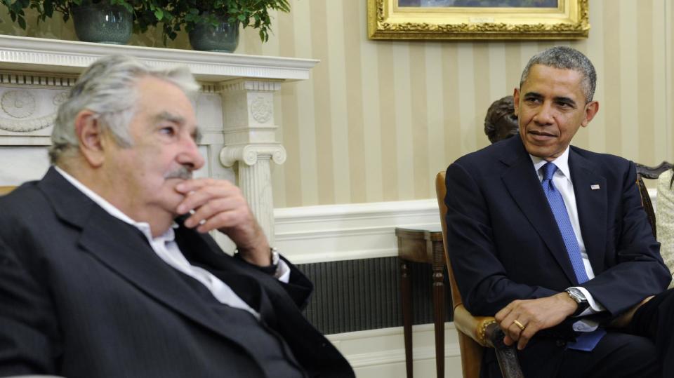 El presidente Barack Obama escucha al mandatario uruguayo José Mujica en un encuentro con la prensa en la Oficina Oval de la Casa Blanca en Washington, el lunes 12 de mayo de 2014. (AP Photo)