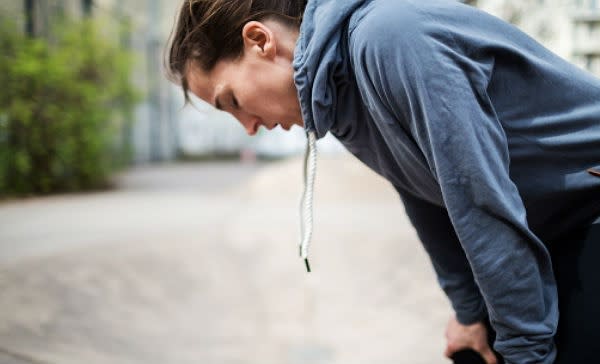 Tos, expectoración (esputos) y disnea (falta de aliento al esfuerzo) son los tres síntomas más habituales en la enfermedad pulmonar obstructiva crónica, conocida como EPOC. (Foto: Getty)