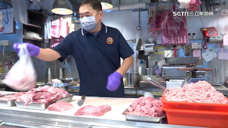 攤販業者將肉品賣給客人，民眾卻難以分辨豬肉與假羊肉的差別。